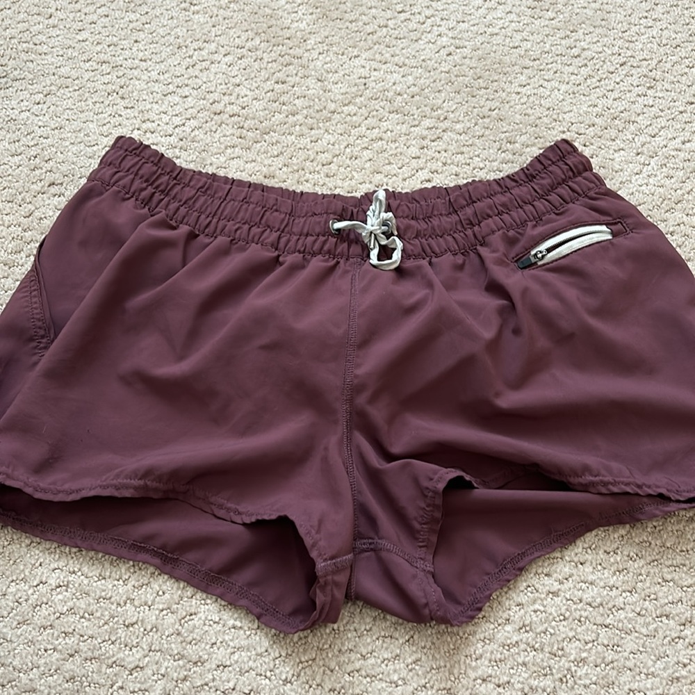 Vuori size large maroon  shorts